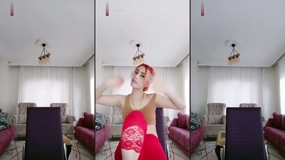 Aleyna kırmızı taytıyla şov yapıyor