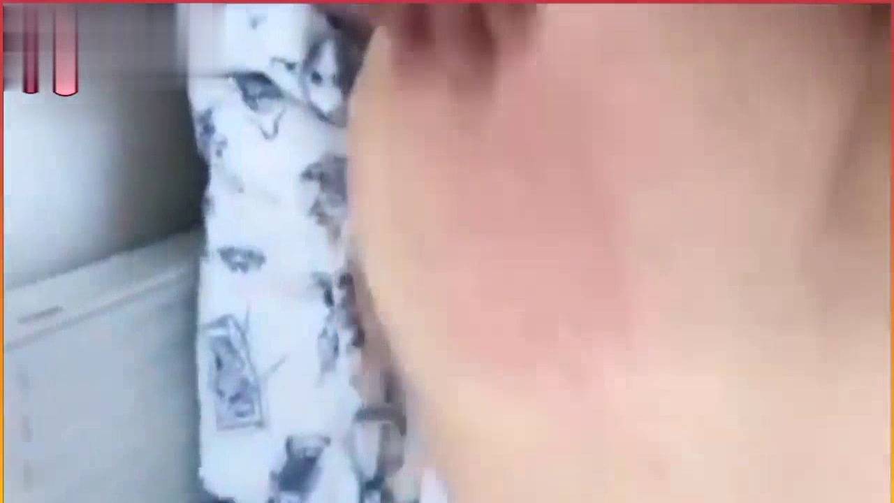 Bebek yan odada ağlarken sevgilisini tatmin ediyor