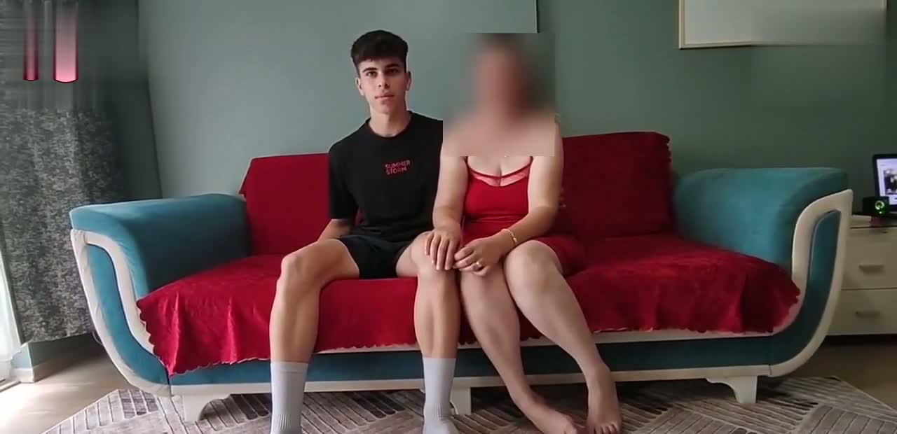 Üvey oğluyla porno içeriği üretiyorlar